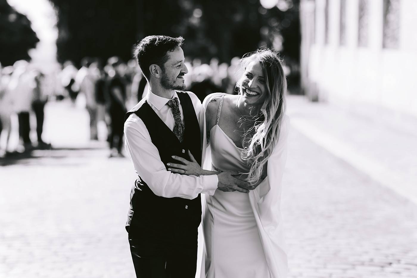 Les amoureux s'amusent dans les rues de Montmartre