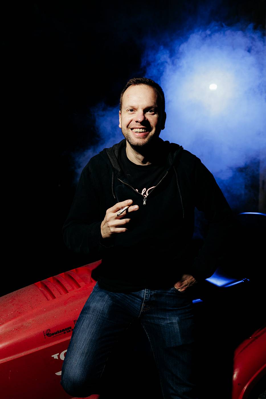 Portrait de mon binôme, avec un flash de face à 45° et un autre en contre-jour avec une gélatine