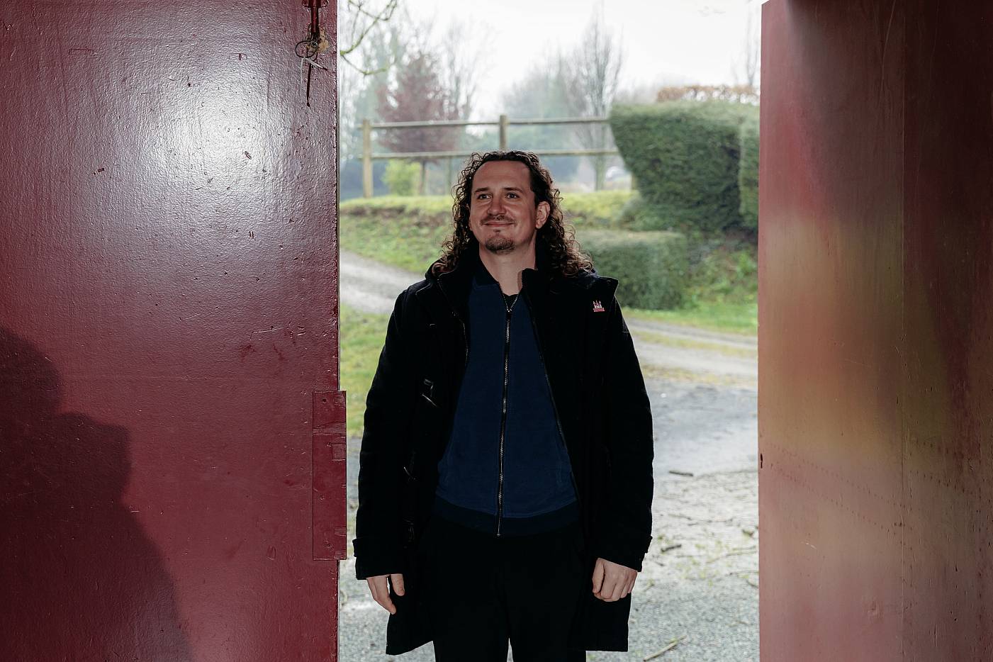 L'entrée du marié dans la chapelle du domaine de la Guérie