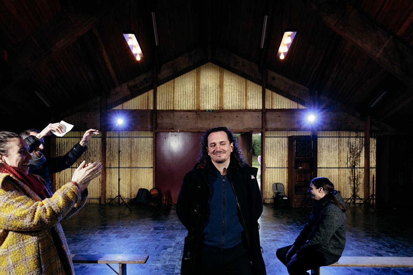 Nuée de flash pour l'entrée du marié dans la chapelle