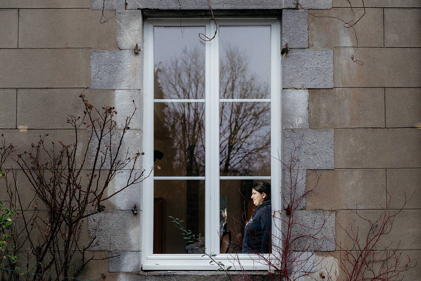 Notre sujet à l'intérieur photographié depuis l'extérieur
