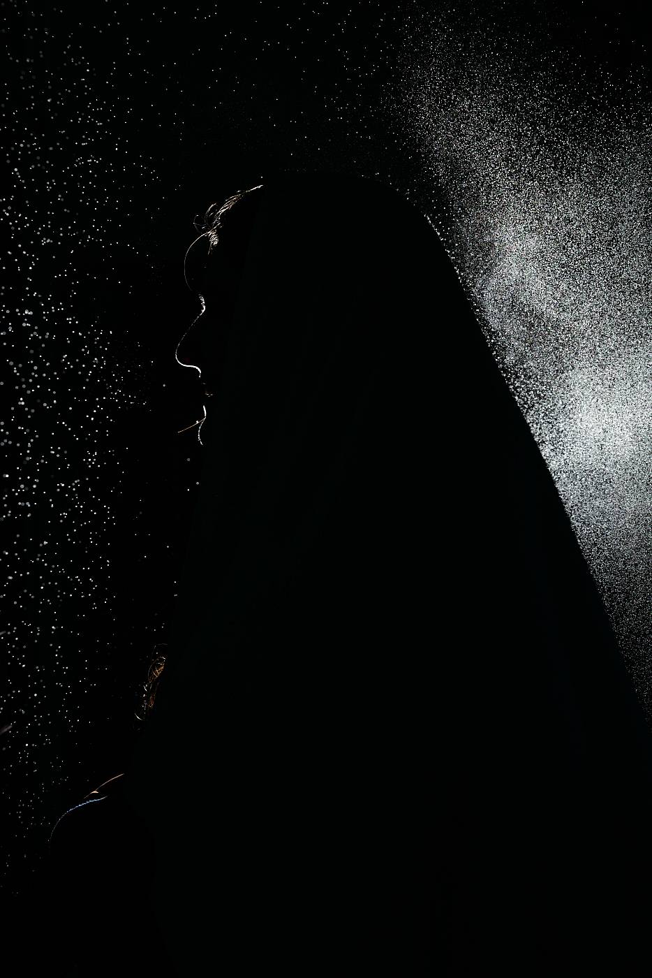 Silhouette avec les gouttelettes de laque grâce au flash en contre-jour