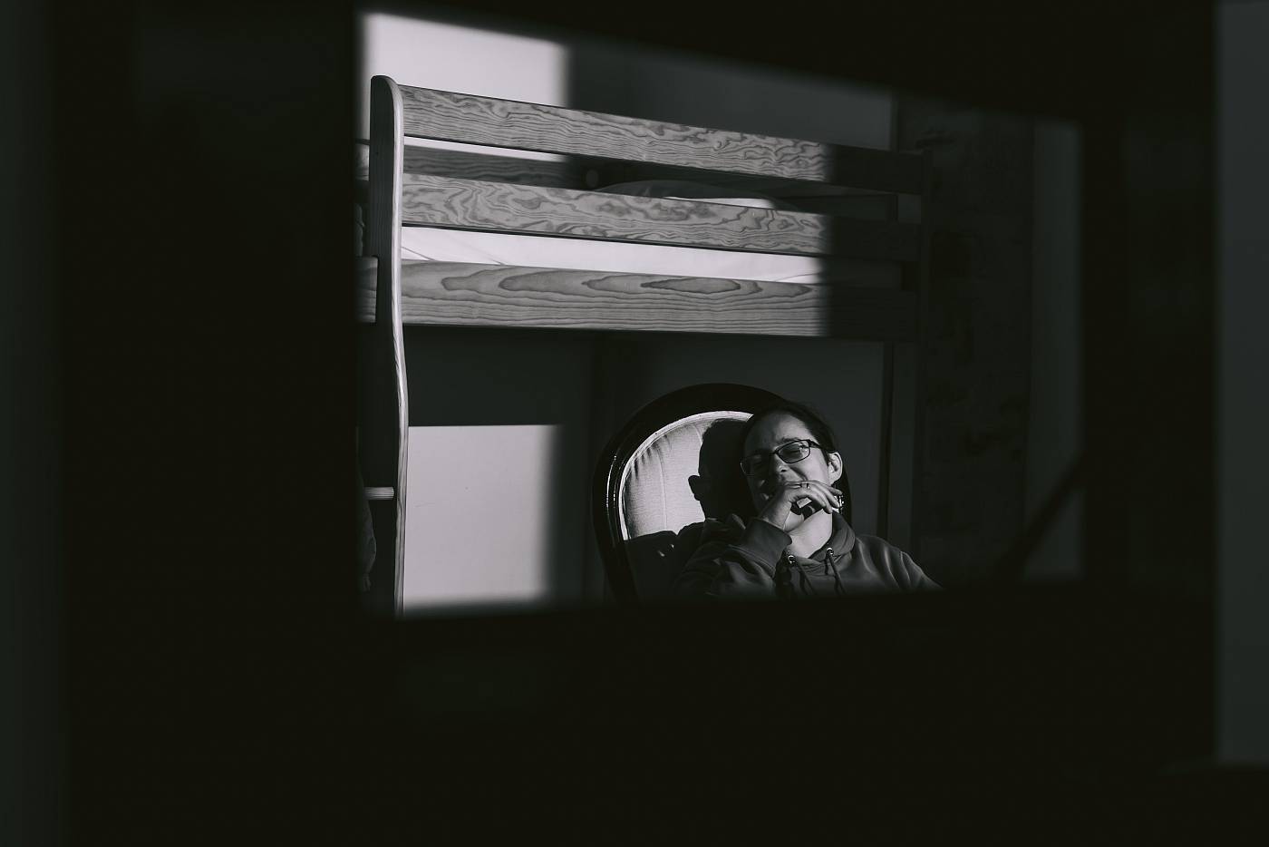 Reflet dans le miroir éclairé au flash