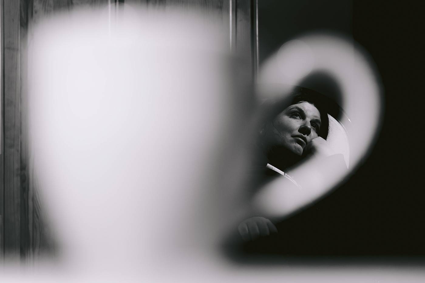 Photo d'un visage à travers un objet au premier plan