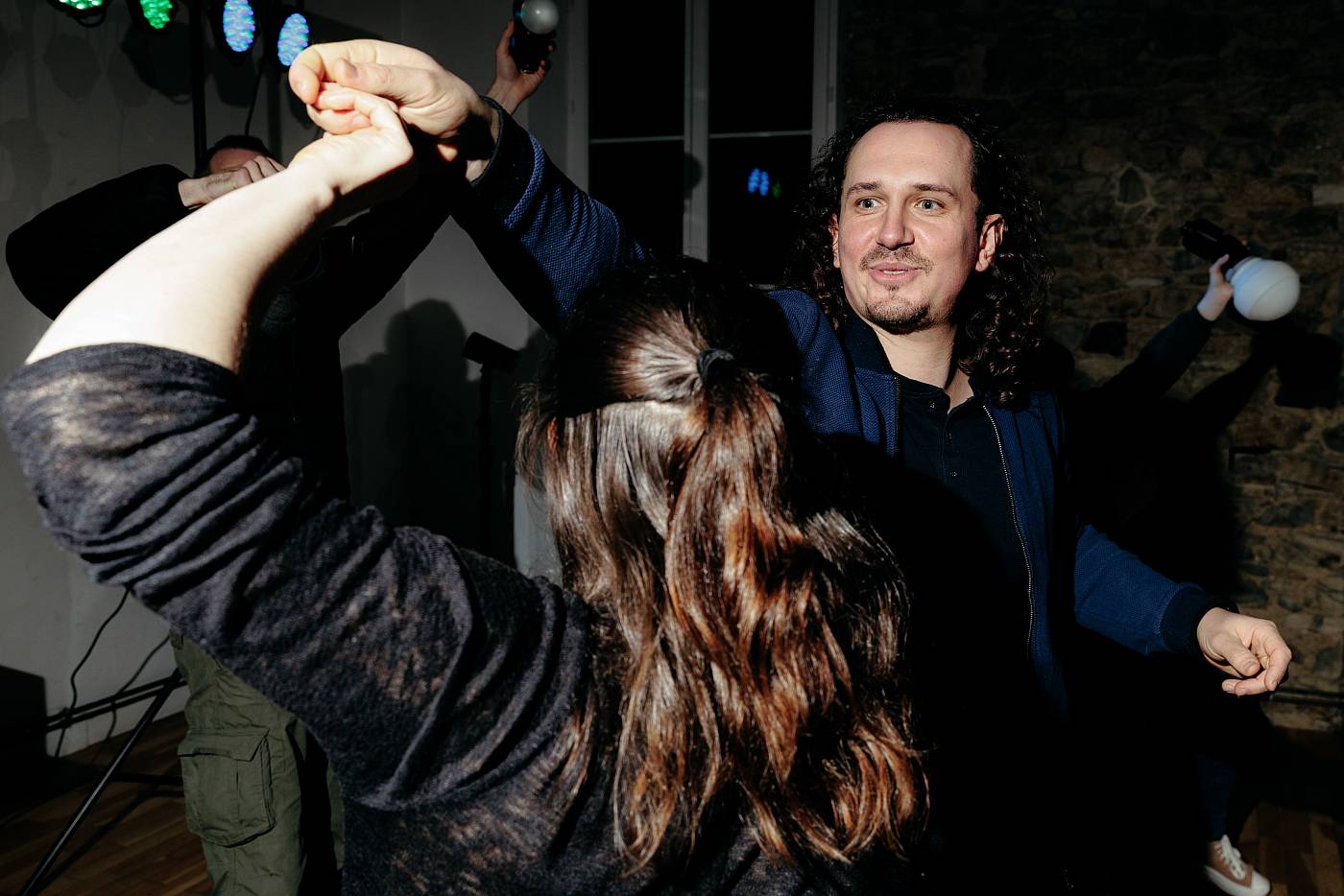 Les mariés improvisés dansent ensemble