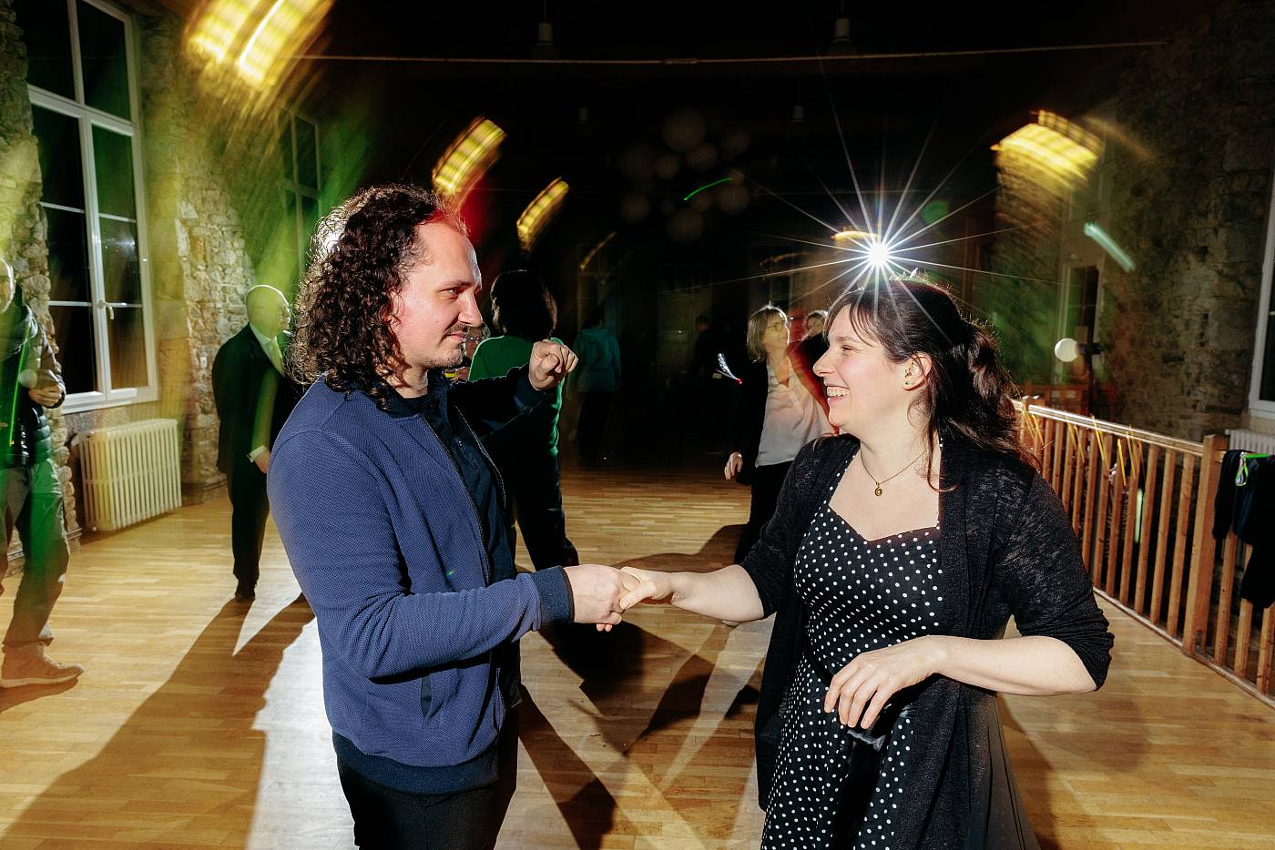 Photo des mariés avec des traînées lumineuses