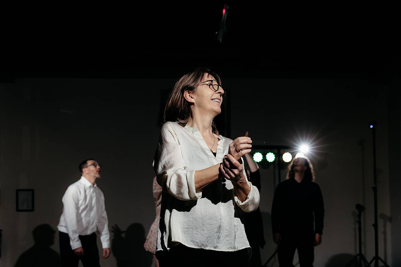 Scène du lancer de bouquet éclairé au flash