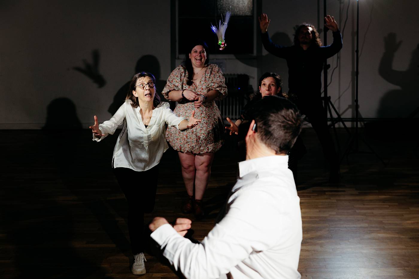 Les invités attrapent le bouquet