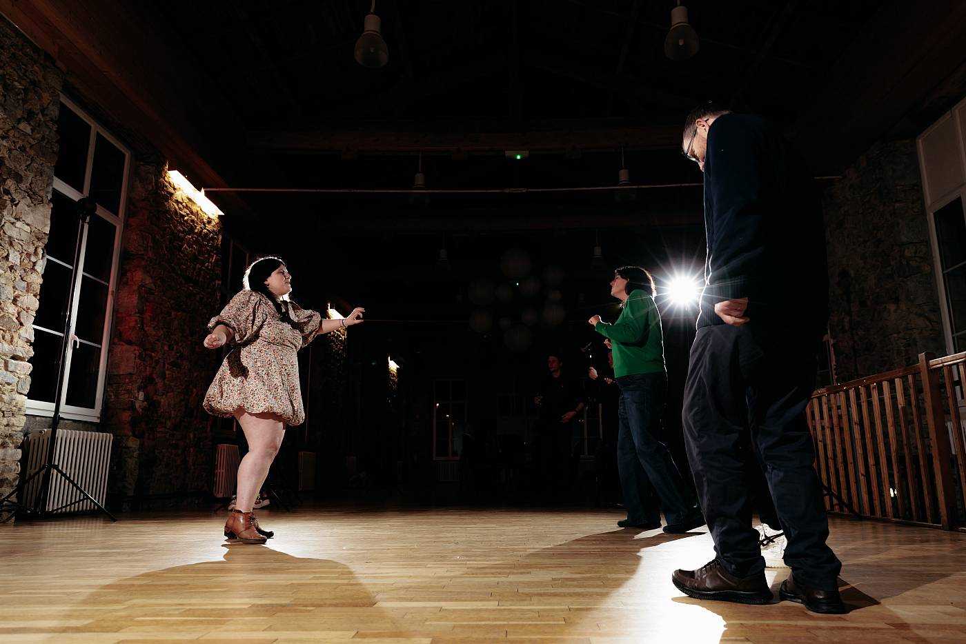 Essais de lumières pendant que les invités dansent