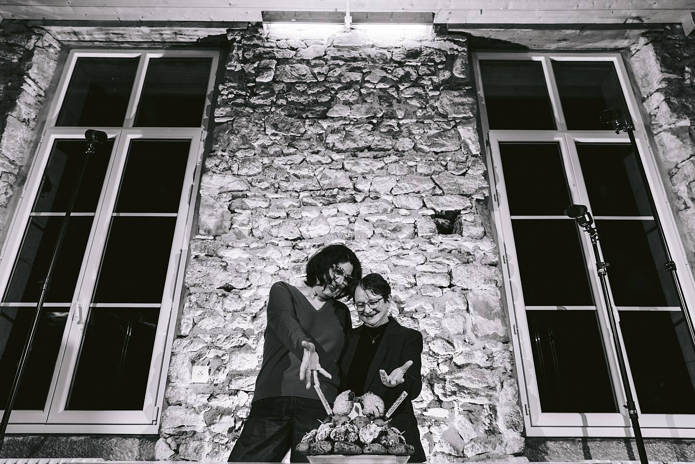 Les mariées improvisées devant le gâteau improvisé aussi ^^