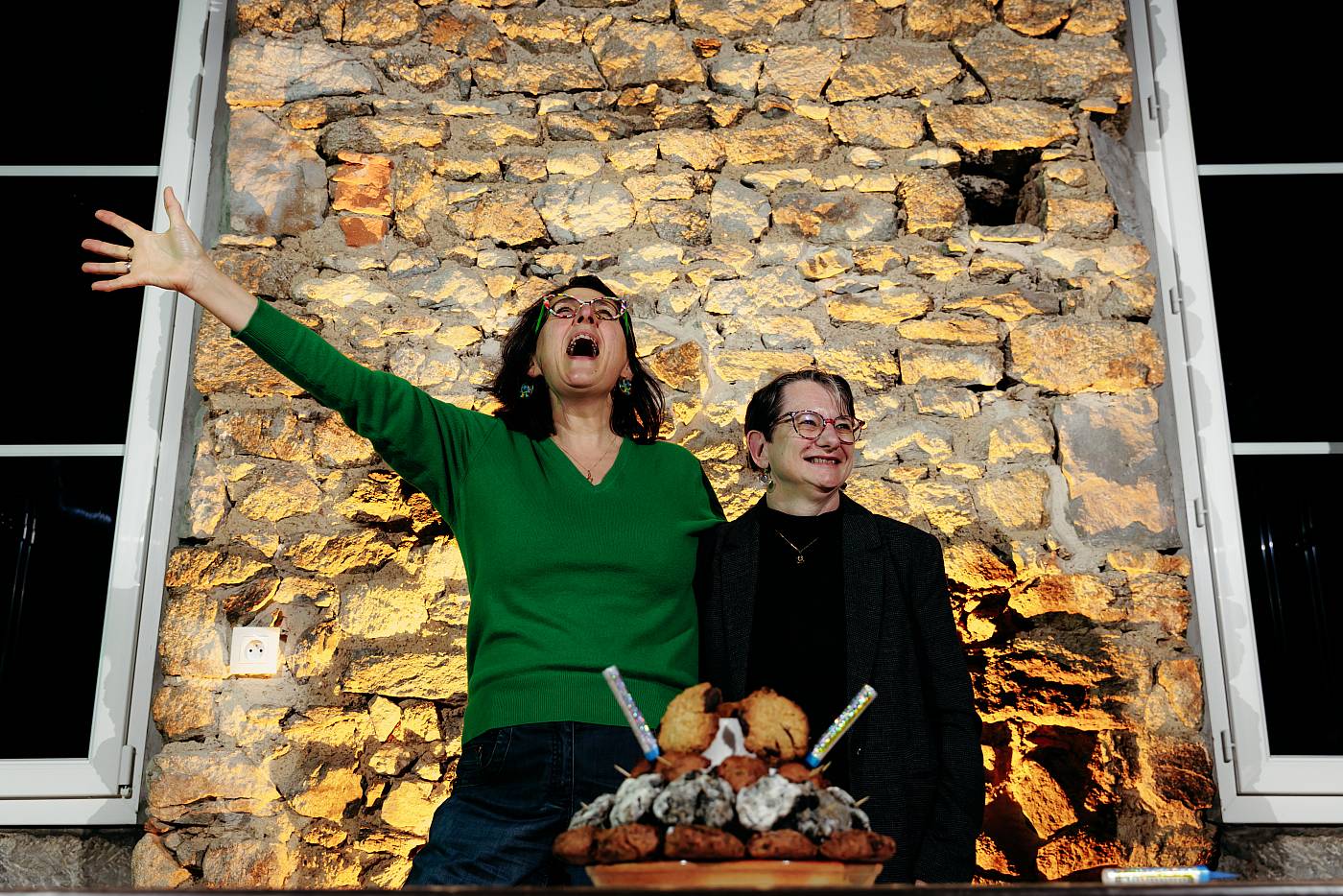 Les invitées devant la pièce montée de cookies