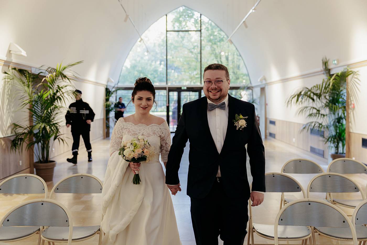 Les mariés s'avance vers le le maire