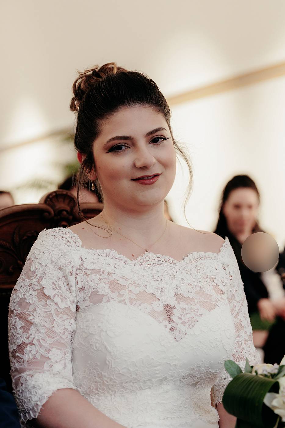 Portrait de la future mariée assise devant le maire