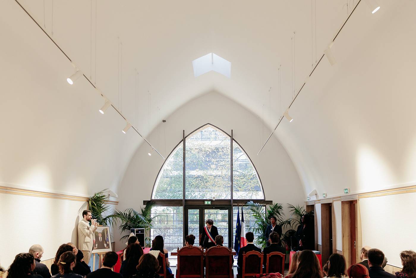 Vue du chai de Bercyen jouant sur les lignes de fuite