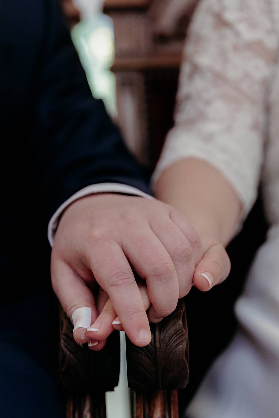 Les mariés main dans la main durant la cérémonie