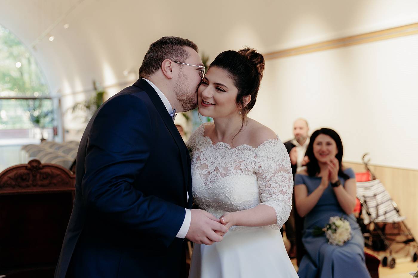 Le baiser des mariés après l'échange des consentements