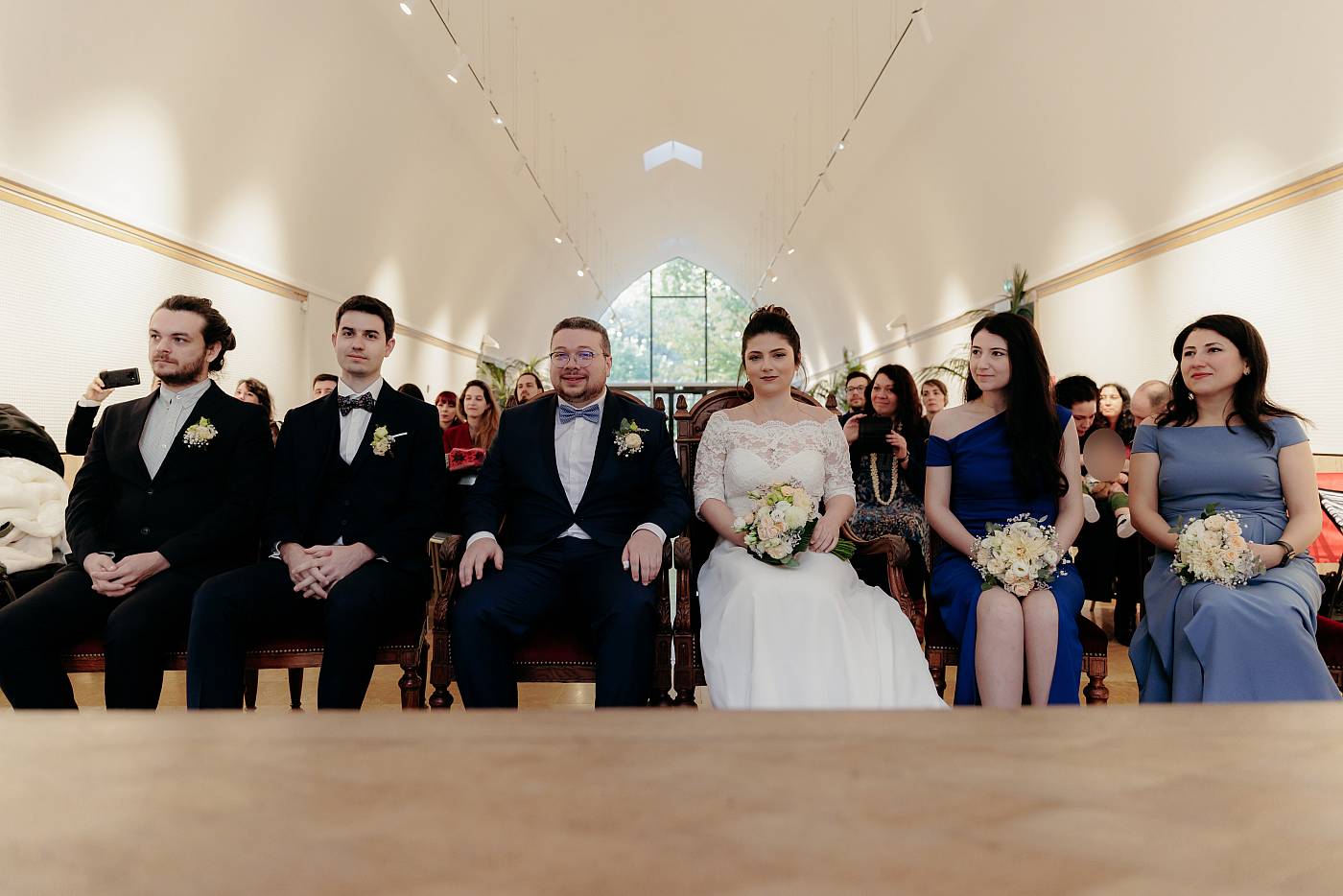 Les mariés et leurs témoins après l'échange des consentements