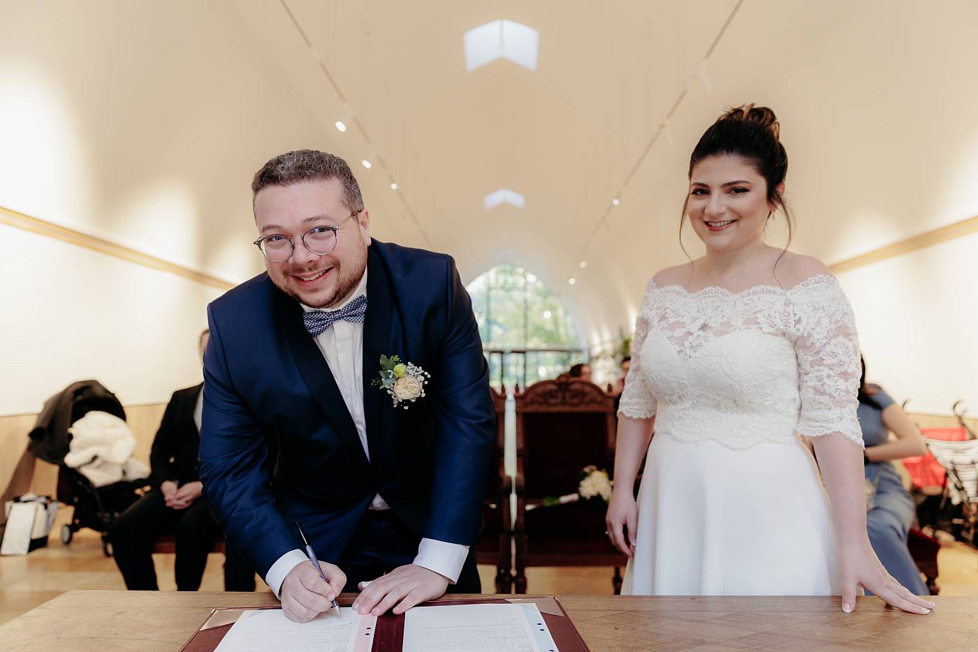 Le marié signe les registres