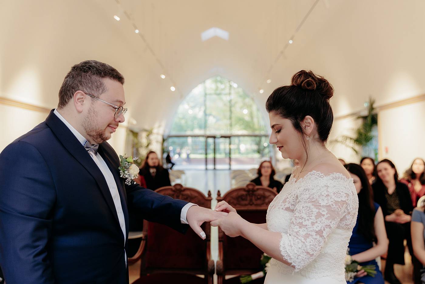 La mariée glissent l'alliance au doigt du marié