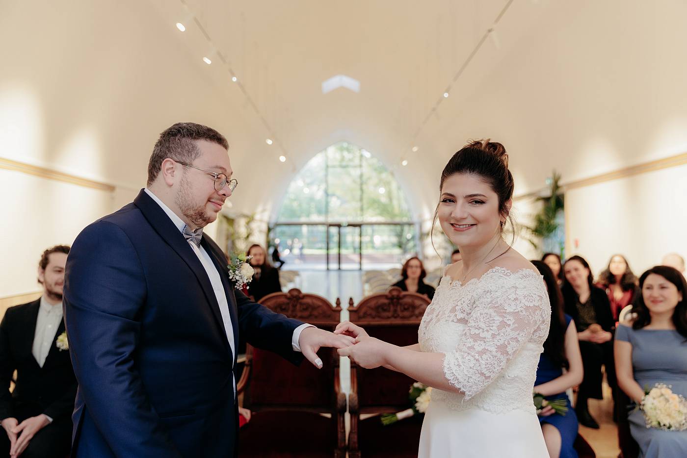 Le sourire de la mariée durant l'échange des alliances