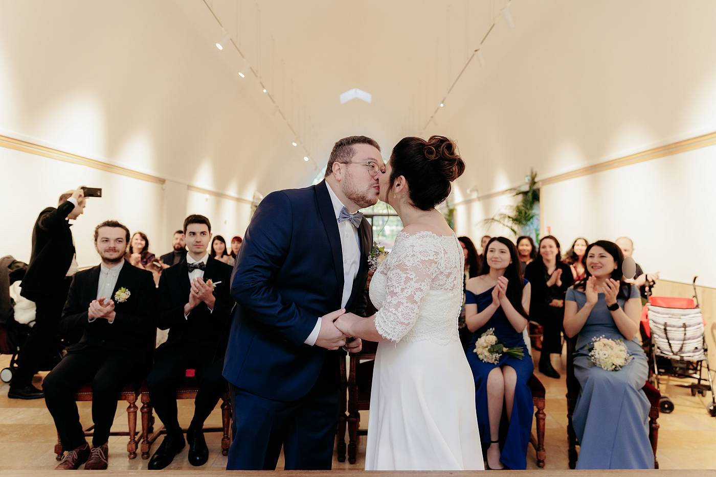 Le baiser des mariés après l'échange des alliances