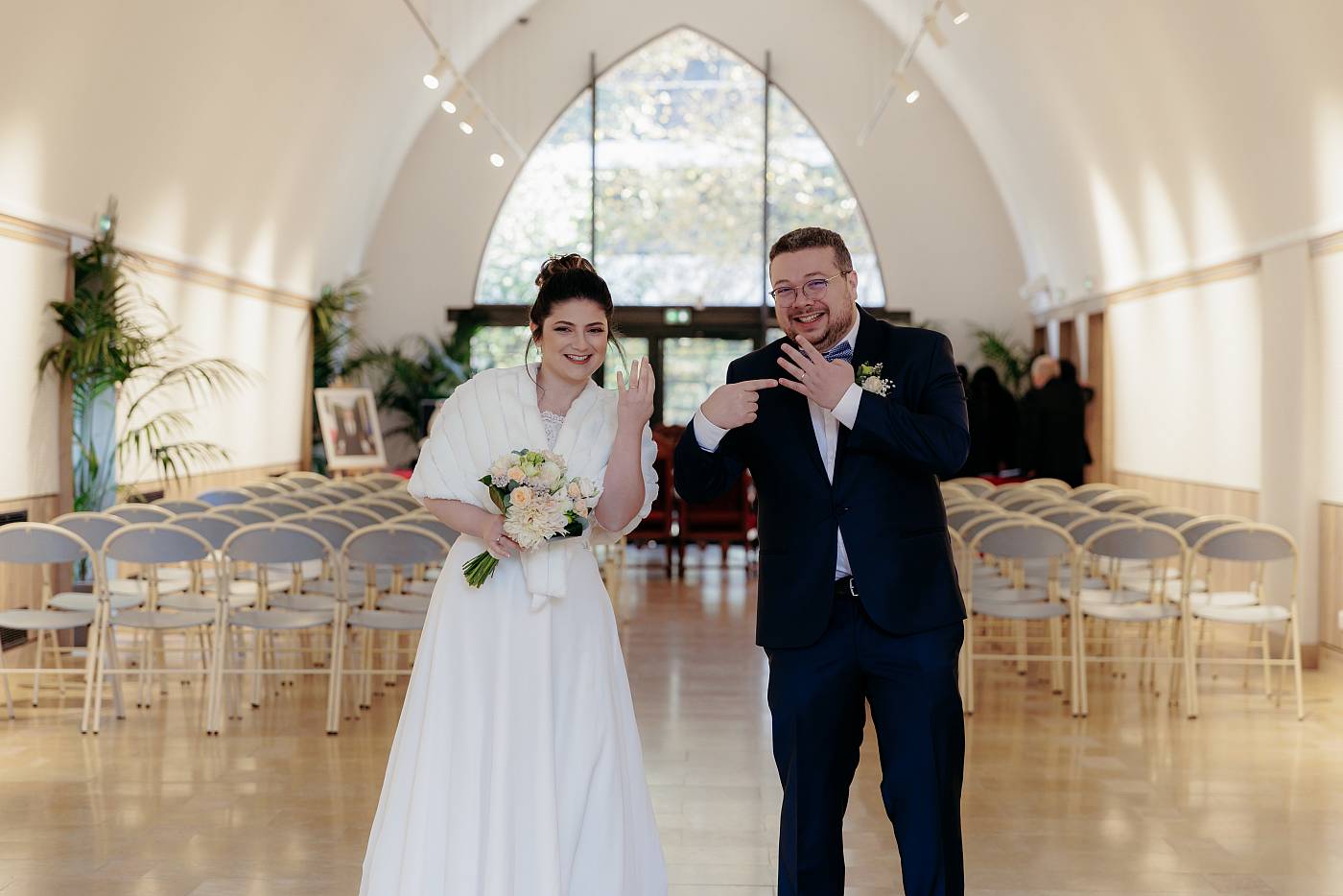 Les mariés me montrent leur alliance lors de la sortie de la mairie