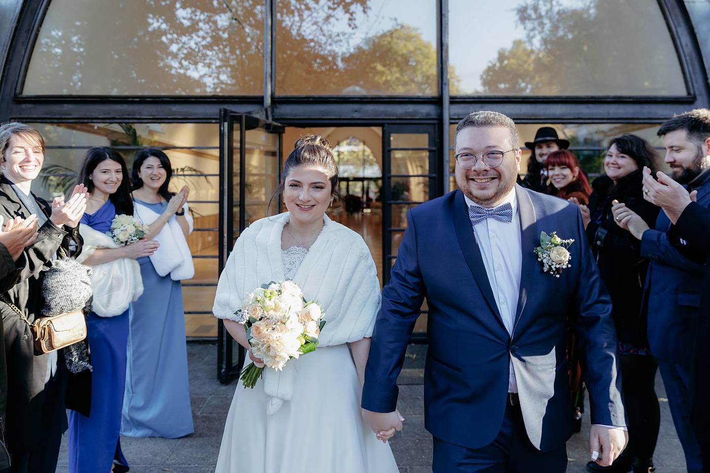 Les mariés sont accueillis par des applaudissements à la sortie de la mairie