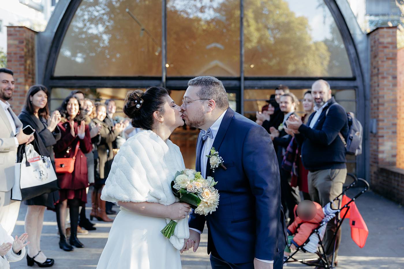 Le baiser des mariés à la sortie du chai de Bercy