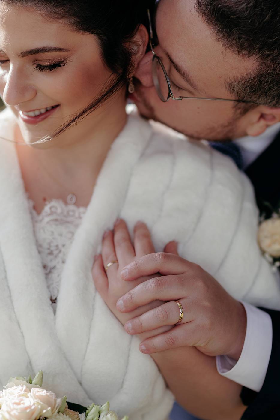 Gros plan sur les alliances durant la séance photo de couple