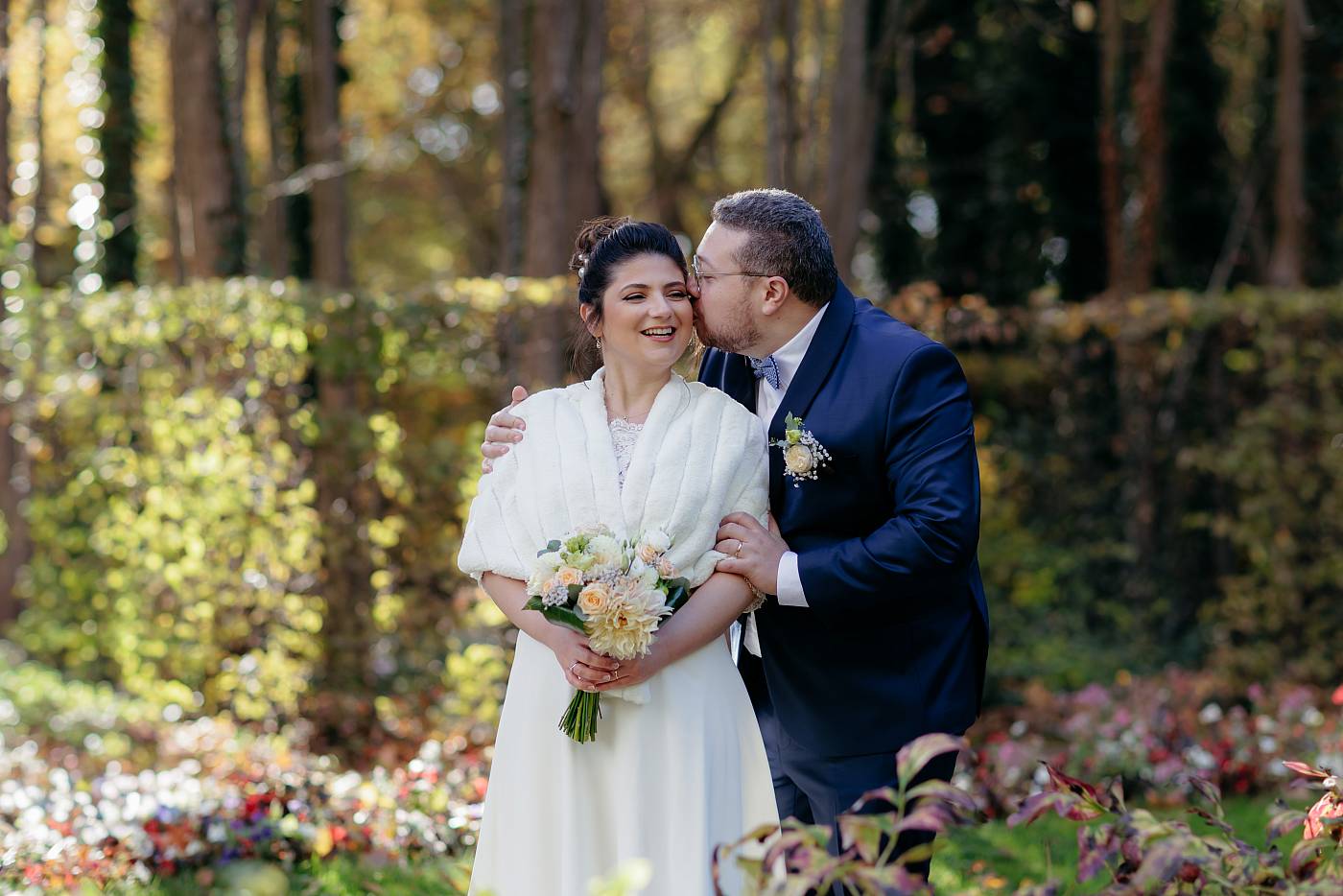 Les mariés parmi la végétation lors des photos de couple