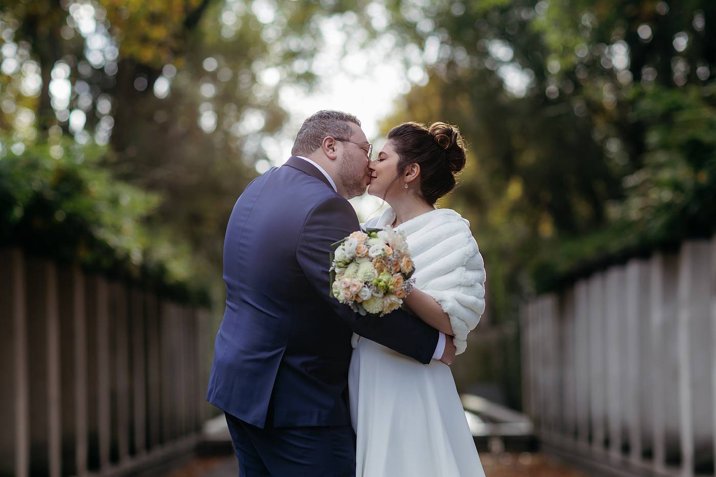 Le baiser des mariés sous les rayons du soleil