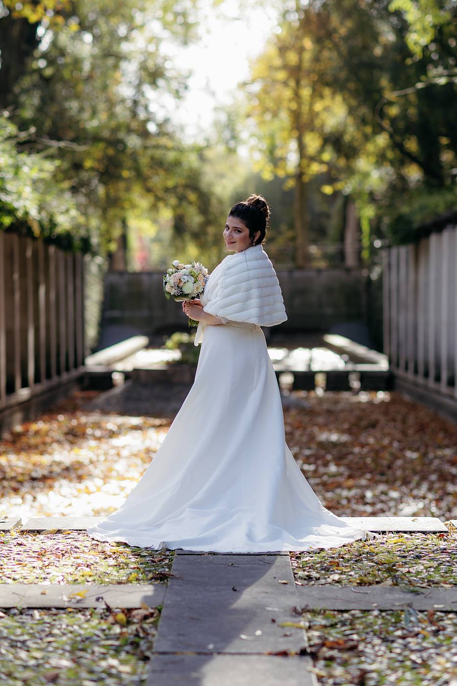 Portrait de la mariée avec son bouquet