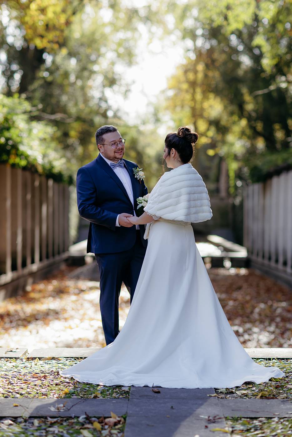 Portrait des mariés sous une belle lumière