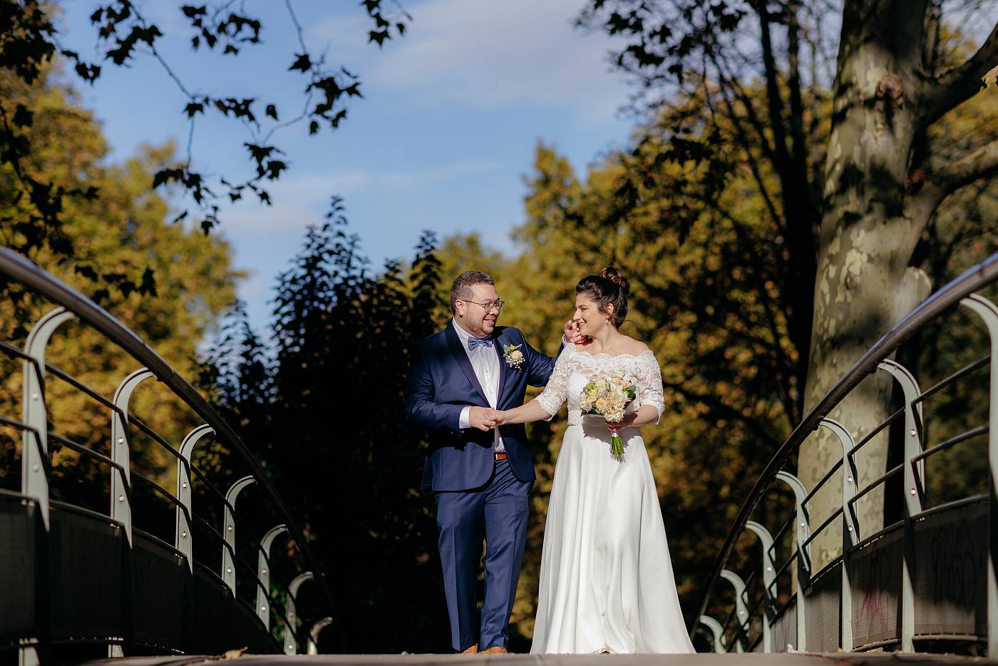 Les mariés sur le pont du parc de Bercy
