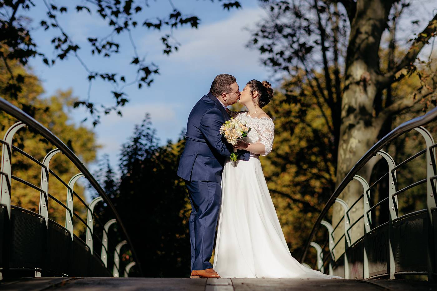 Baiser des mariés sur le pont du parc de Bercy