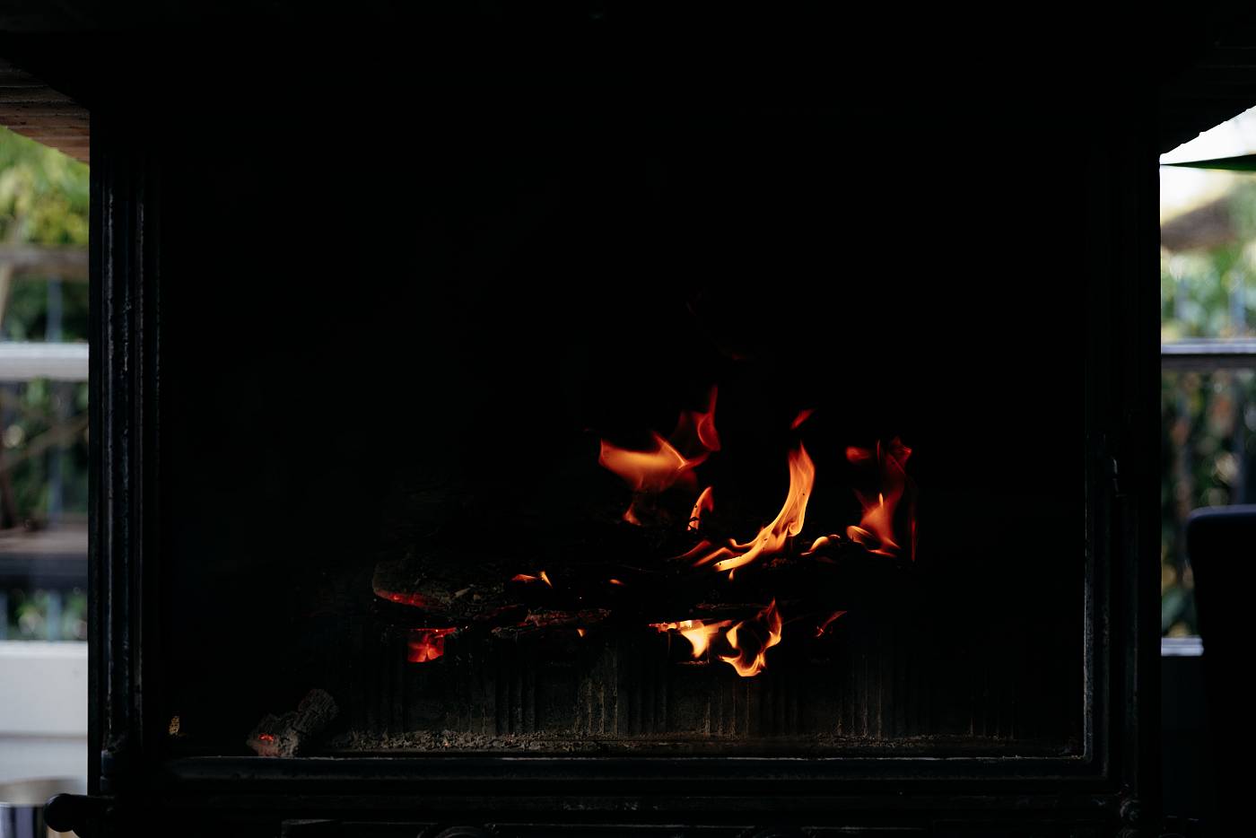Feu de bois au restaurant lors du mariage
