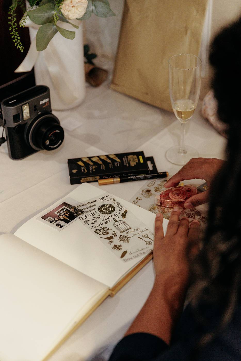 Les invités laissent un mot dans le livre d'or des mariés