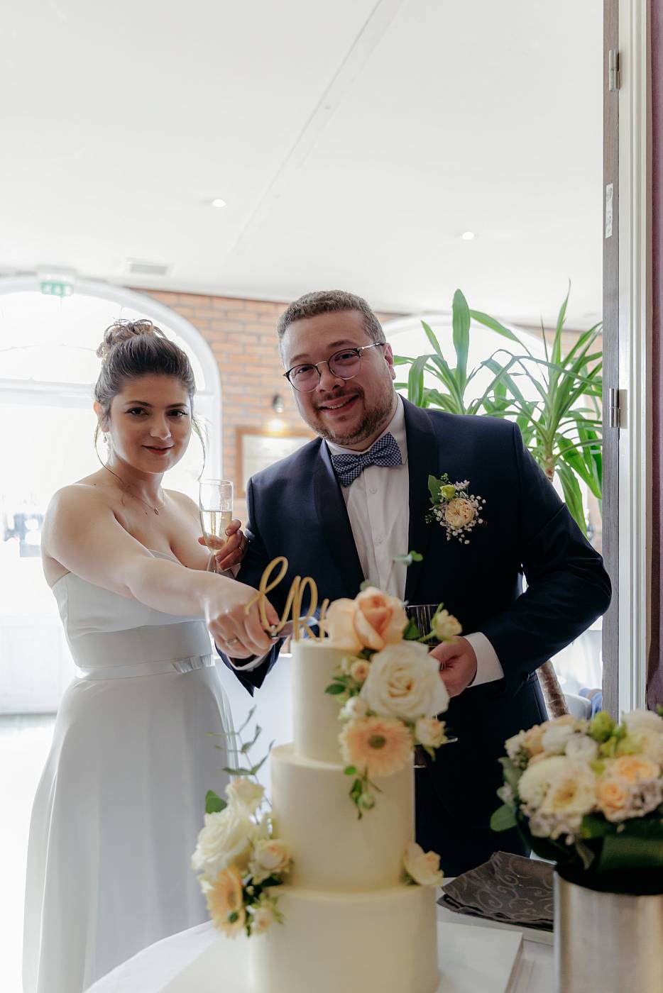 Les mariés découpent la pièce montée