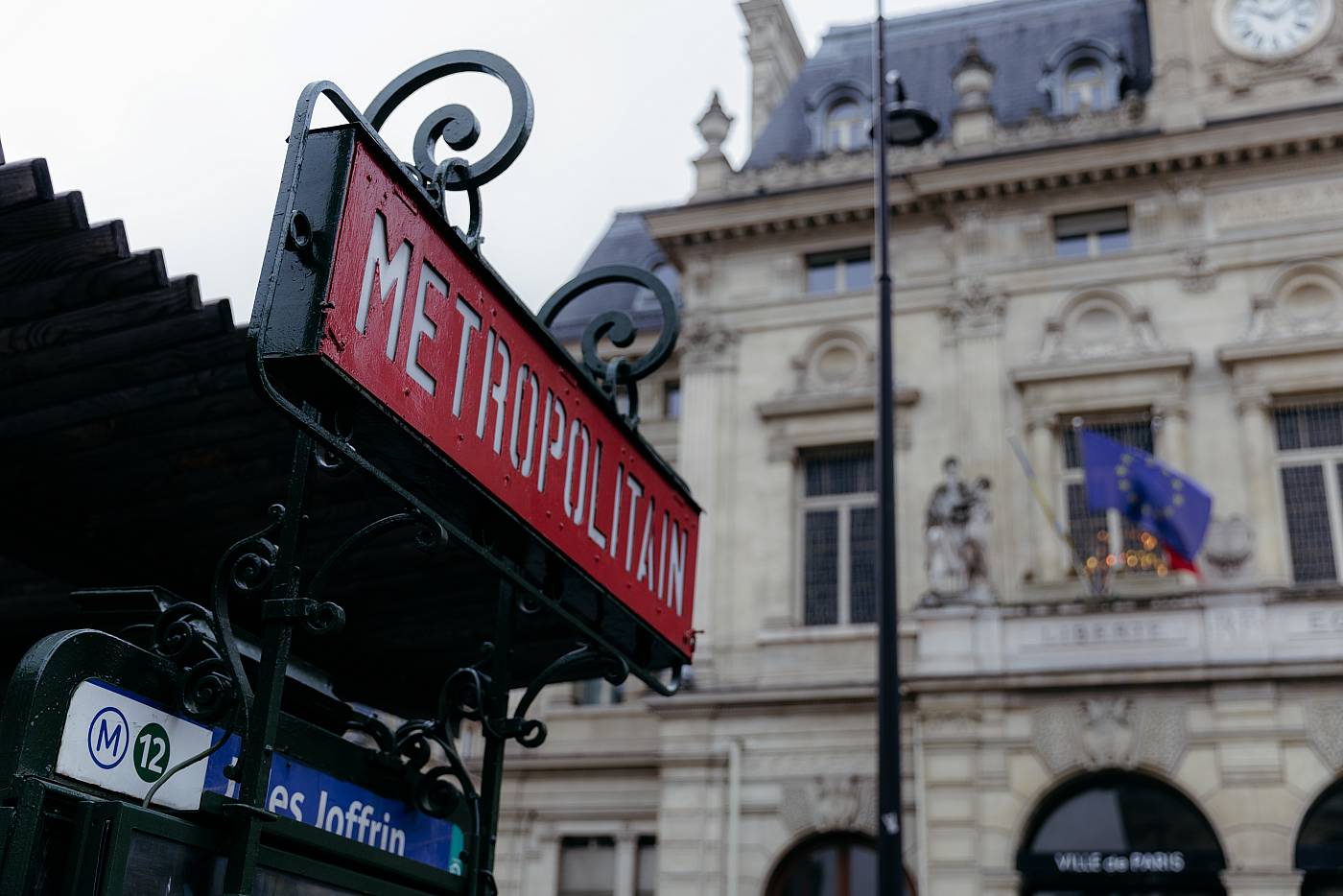 La sortie de métro devant la mairie du 18e à Paris