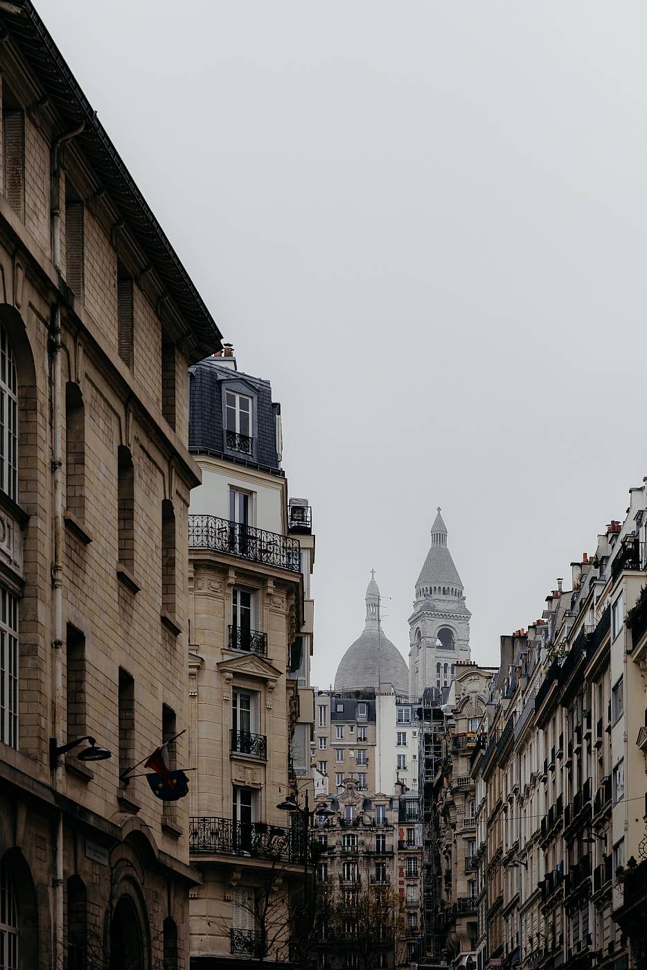Vue sur le Sacré-Cœur de Montmartre depuis la mairie du 18e