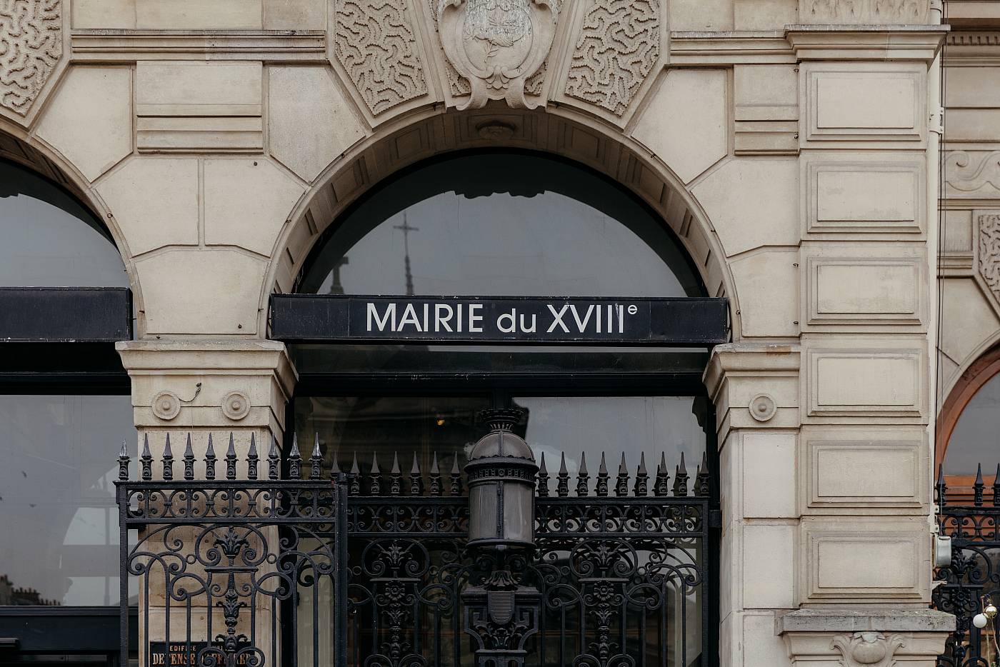 Gros plan sur la mairie du 18e arrondissement de Paris