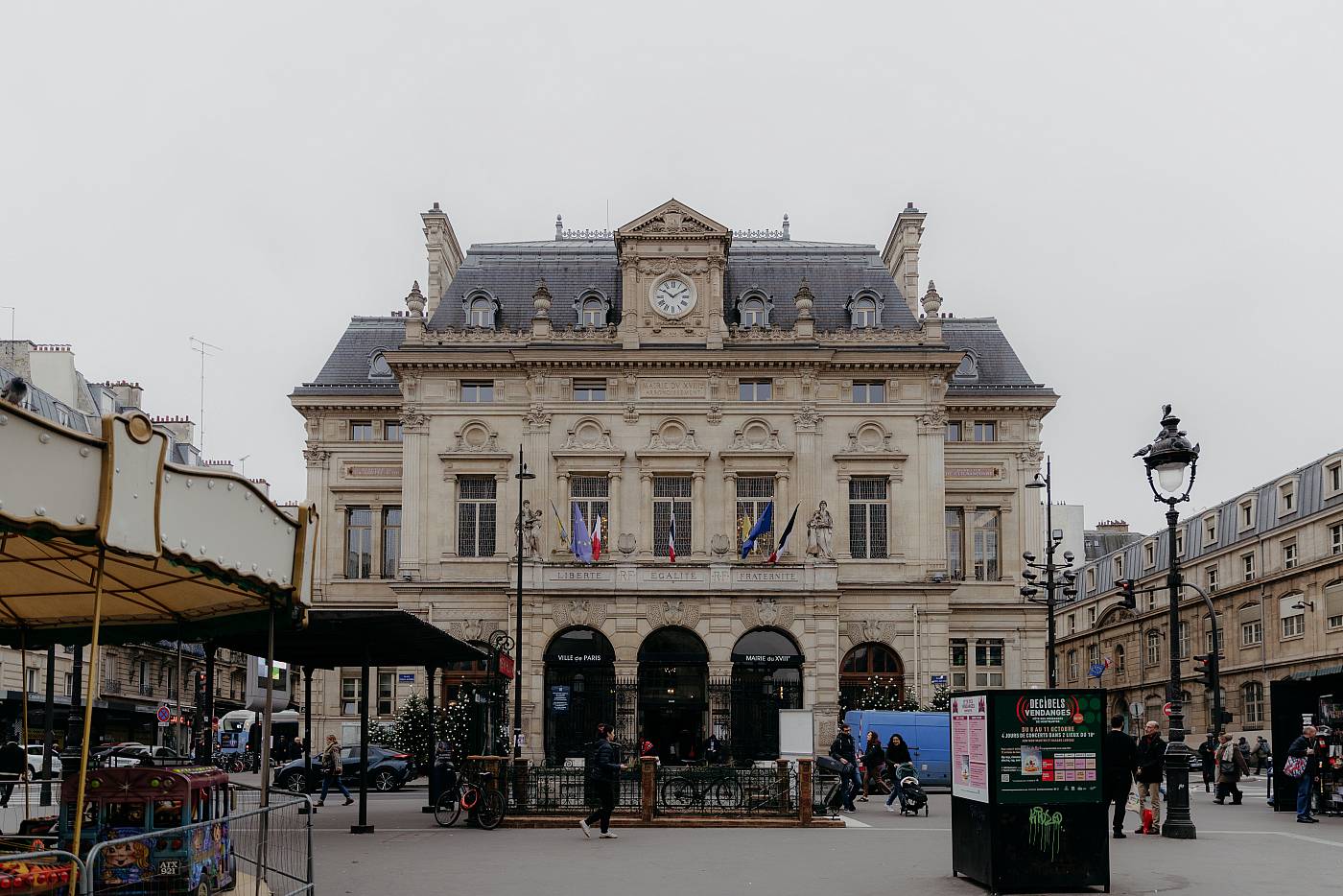 Vue entière sur la façade de la mairie du 18e arrondissement de Paris