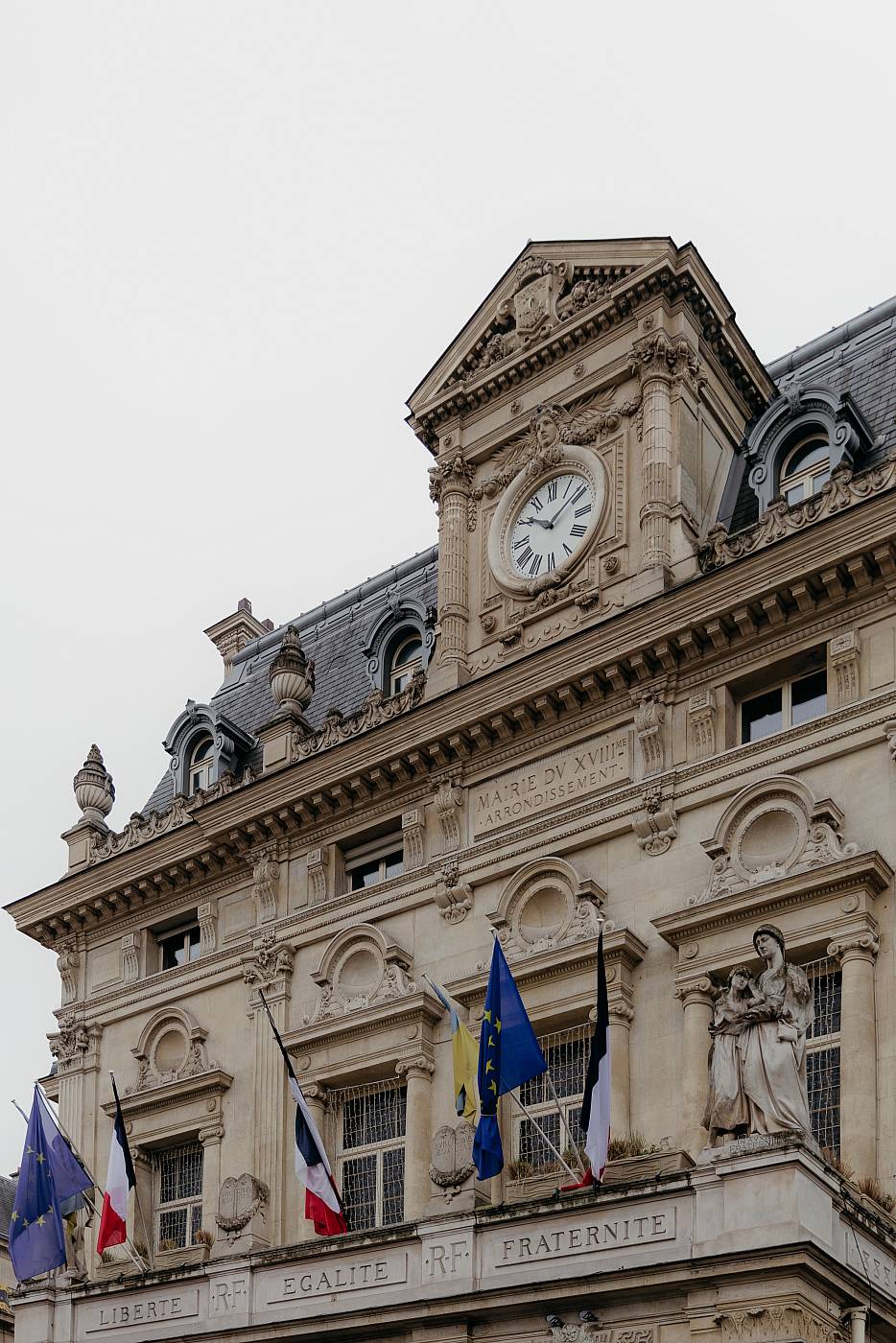 Vue de côté sur la façade de la mairie du 18e arrondissement de Paris