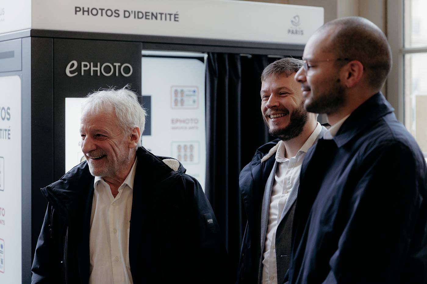 Les invités sont regroupés dans la salle à l'intérieur de la mairie du 18e