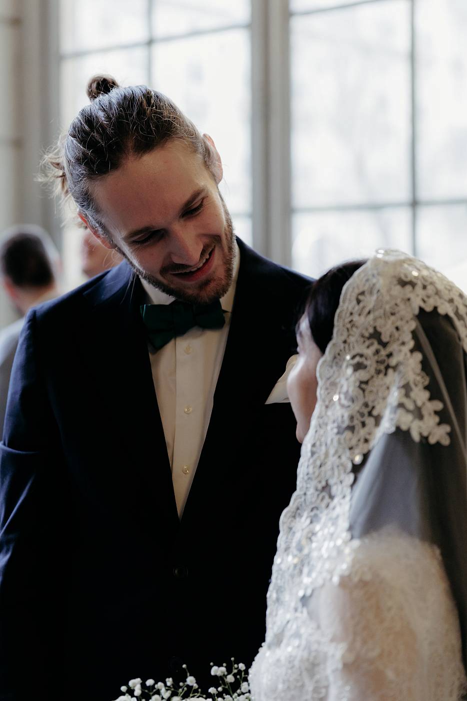 Petit moment de tendresse entre les mariés avant la cérémonie à la mairie