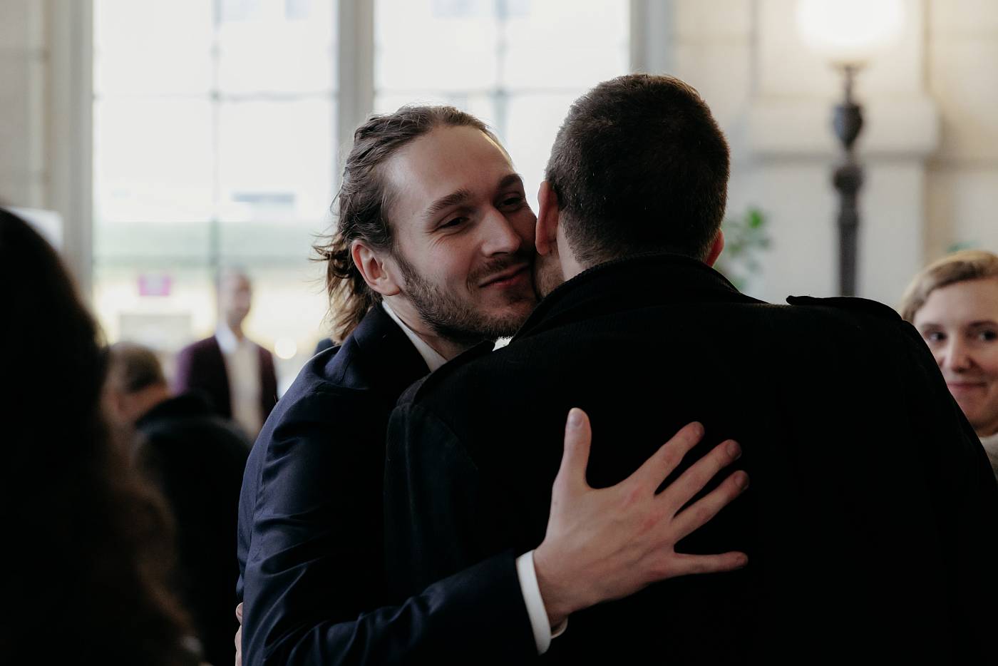 Le marié salue ses invités