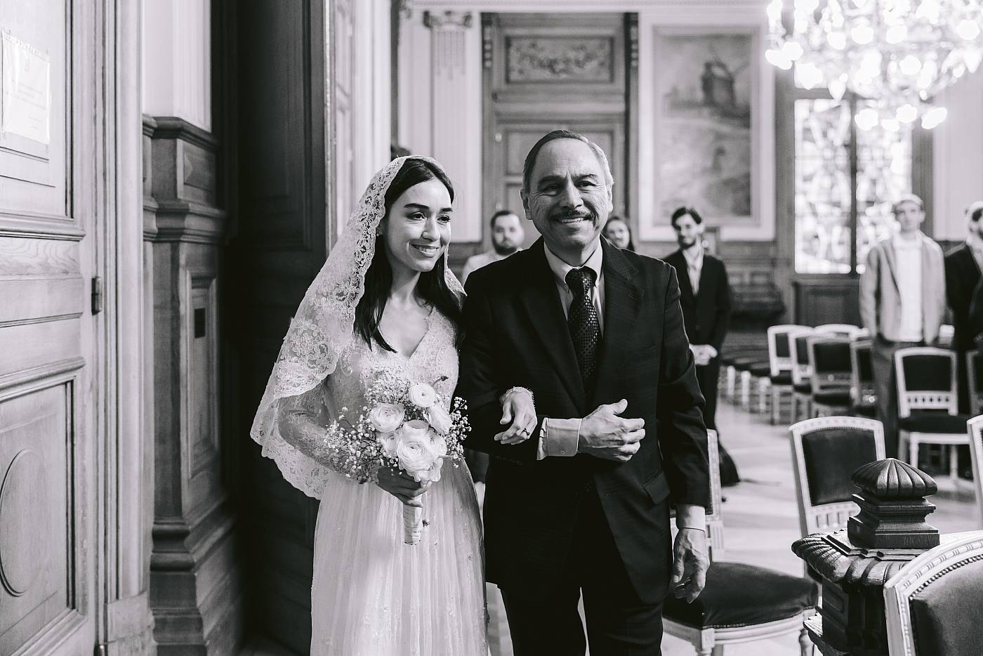 La mariée entre dans la salle des mariages au bras de son père