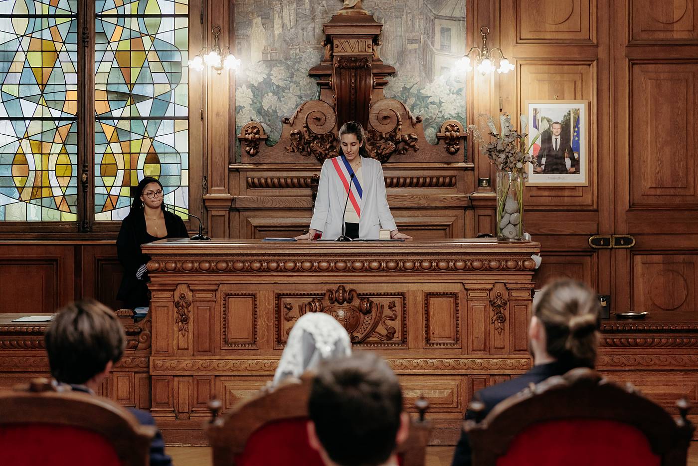 Les mariés en face de l'adjointe au maire