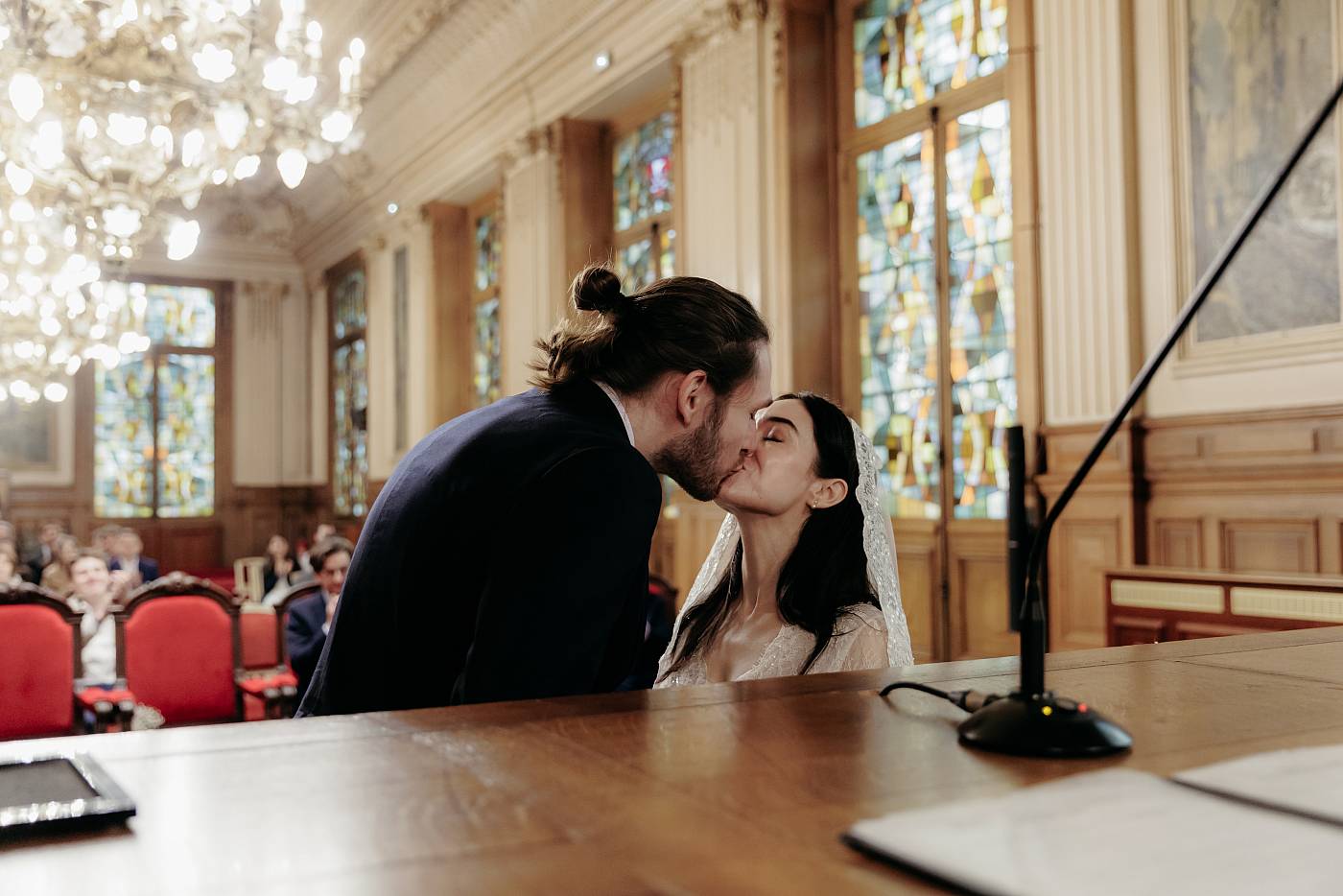 Le baiser des mariés après l'échange des consentements