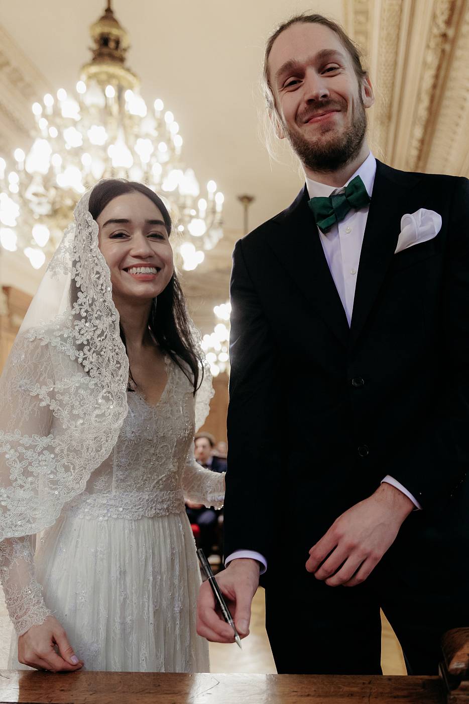 Les mariés pendant la signature des registres